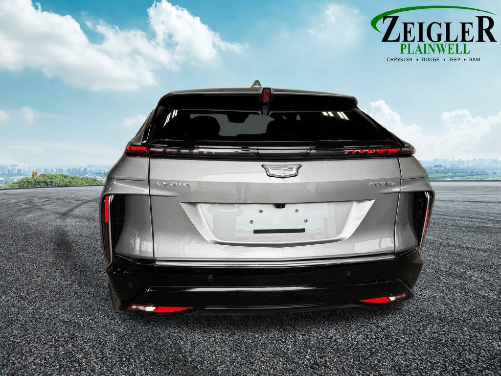 Used 2025 Cadillac Lyriq Luxury w/ LPO, Floor Liner Package AWD/4WD image 4