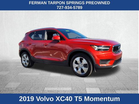 Used 2019 Volvo XC40 T5 Momentum image 1