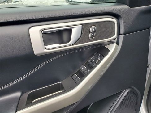 Used 2022 Ford Explorer XLT w/ Equipment Group 202A image 10