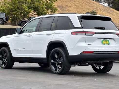 New 2025 Jeep Grand Cherokee Laredo image 7