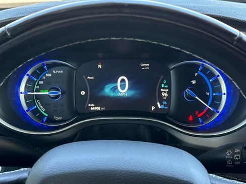 Used 2022 Chrysler Pacifica Touring-L w/ Uconnect Theater Family Group FWD image 39