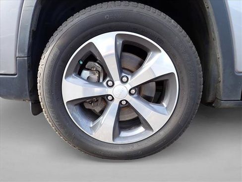 Used 2019 Jeep Cherokee Limited AWD/4WD image 4