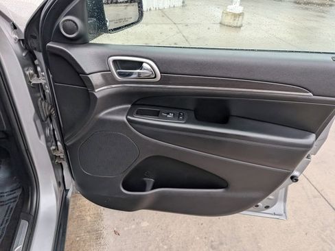 Used 2018 Jeep Grand Cherokee Limited image 32