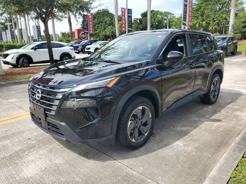 Certified 2025 Nissan Rogue SV FWD image 3