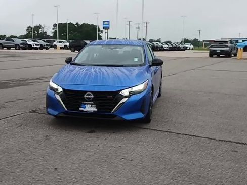 Used 2025 Nissan Sentra SR FWD image 3