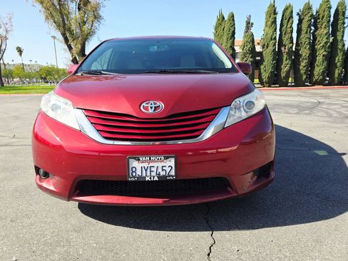 Used 2017 Toyota Sienna LE FWD image 2