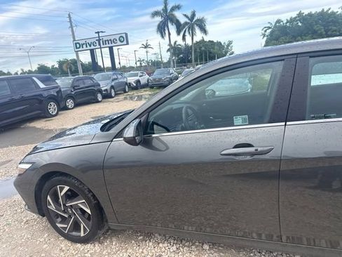 Used 2025 Hyundai Elantra SEL FWD image 10