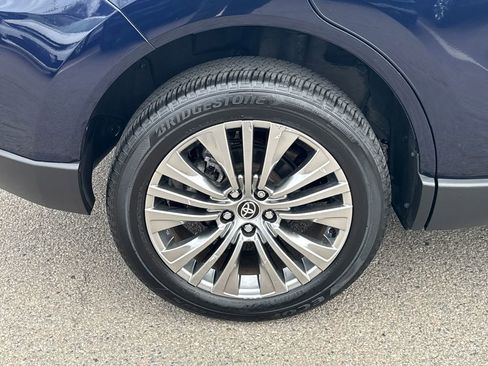 Used 2024 Toyota Venza XLE image 41