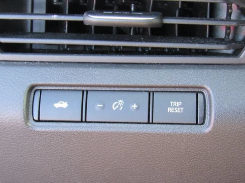 Used 2024 Nissan Altima 2.5 SV FWD image 27