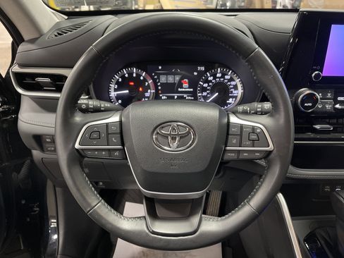 Used 2023 Toyota Highlander LE image 17
