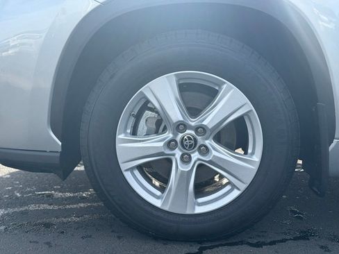 Used 2022 Toyota Highlander LE image 9