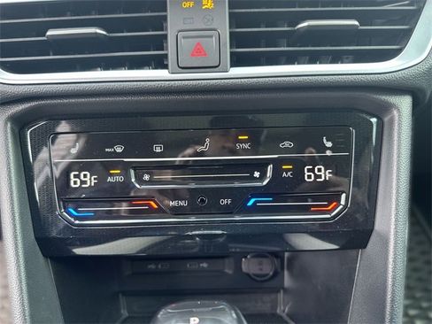 Used 2025 Volkswagen Taos SE image 19