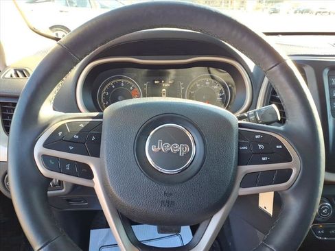 Used 2018 Jeep Cherokee Latitude w/ Cold Weather Group image 29