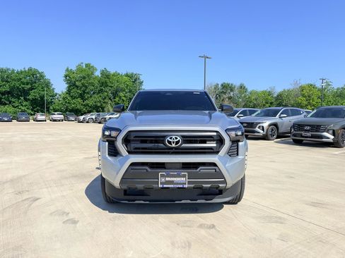 Used 2025 Toyota Tacoma SR AWD/4WD image 2