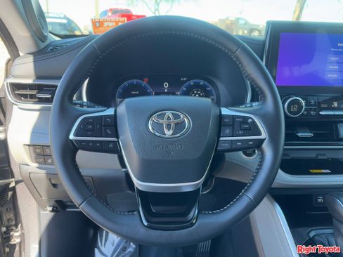 Used 2024 Toyota Highlander Platinum image 21
