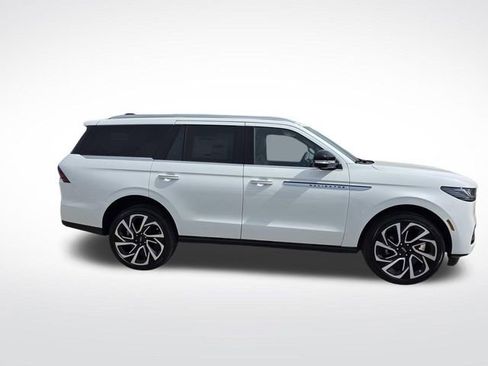 New 2026 Lincoln Navigator Reserve image 2