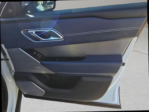 Used 2018 Land Rover Range Rover Velar R-Dynamic HSE image 25