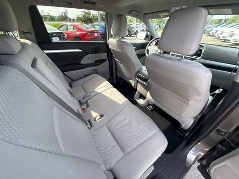 Used 2019 Toyota Highlander LE FWD image 21