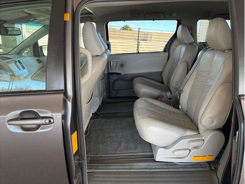Used 2012 Toyota Sienna XLE image 11