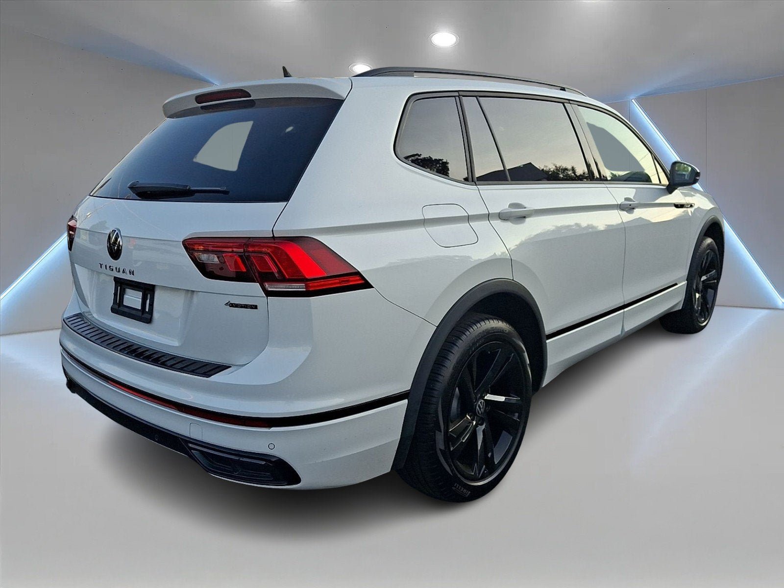Used 2024 Volkswagen Tiguan SE R-Line AWD/4WD image 4