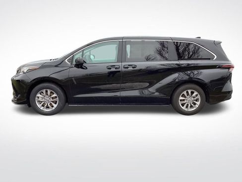 Used 2025 Toyota Sienna LE image 6