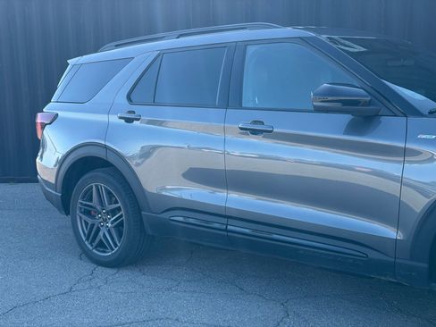 Used 2025 Ford Explorer ST-Line w/ ST-Line Street Pack AWD/4WD image 5