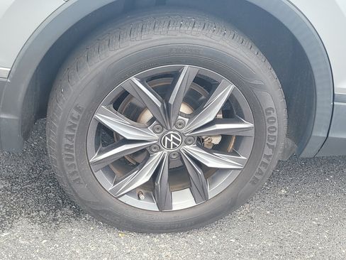 Used 2022 Volkswagen Tiguan SE w/ Panoramic Sunroof Package FWD image 10