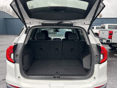 Used 2022 GMC Terrain SLE w/ Driver Convenience Package image 9