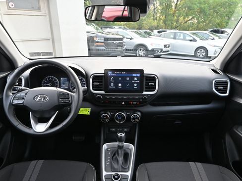 Used 2022 Hyundai Venue SEL image 2