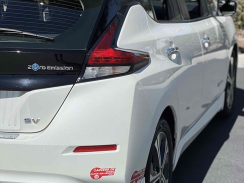 Used 2018 Nissan Leaf SV w/ SV Technology Package image 16