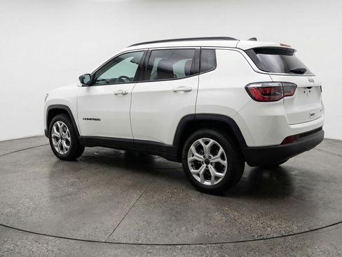 Used 2025 Jeep Compass Latitude AWD/4WD image 6