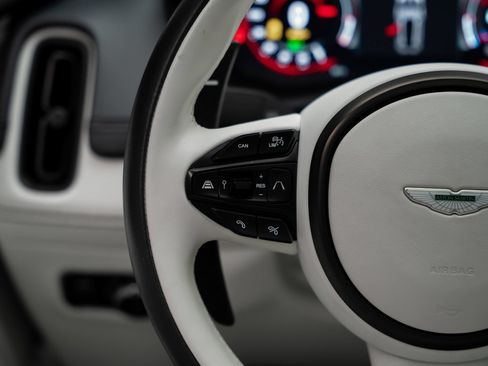 Used 2023 Aston Martin DBX AWD/4WD image 43