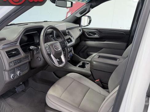 Used 2024 GMC Yukon XL SLT w/ SLT Luxury Package RWD image 10