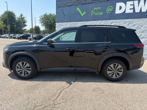 Used 2024 Nissan Pathfinder SV FWD image 2