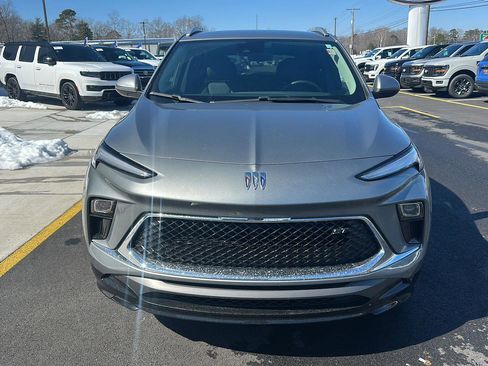 Used 2024 Buick Encore GX Sport Touring image 2