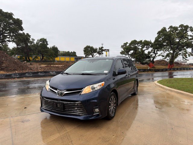 Used 2019 Toyota Sienna XLE w/ XLE Navigation Package FWD image 2