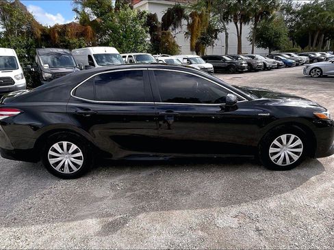 Used 2020 Toyota Camry LE image 30