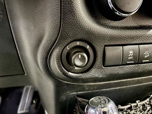Used 2013 Jeep Wrangler Unlimited Sahara AWD/4WD image 32