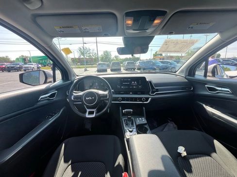 Used 2023 Kia Sportage LX FWD image 4