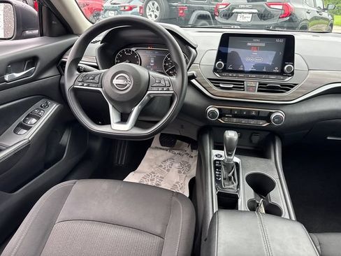 Used 2025 Nissan Altima 2.5 SV FWD image 11