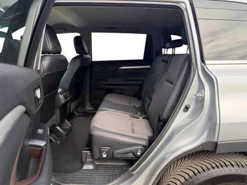 Used 2017 Toyota Highlander Plus w/ Carpet Mat Package image 29