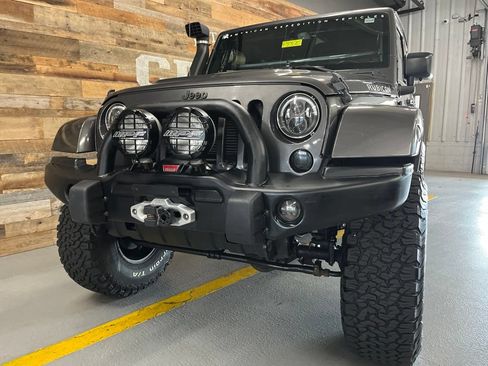 Used 2016 Jeep Wrangler Unlimited Rubicon w/ Connectivity Group AWD/4WD image 11