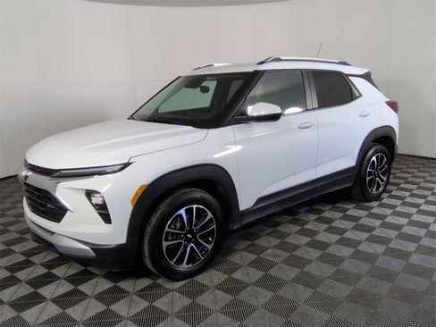 Used 2024 Chevrolet TrailBlazer LT w/ LT Cold Weather Package image 4