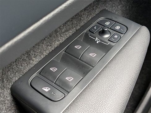 Certified 2024 Volvo XC40 B5 Core image 26