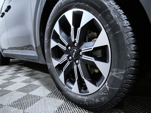 Used 2024 Kia Carnival EX image 2