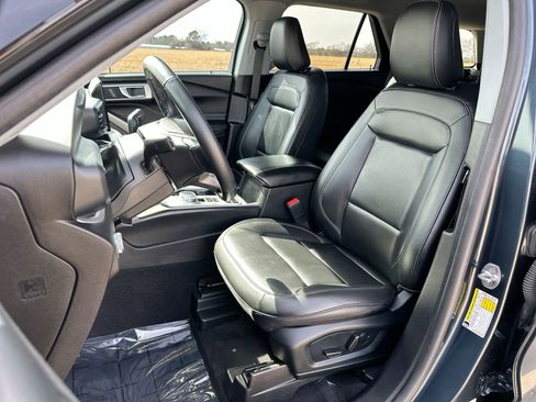 Used 2022 Ford Explorer XLT w/ Equipment Group 202A image 11