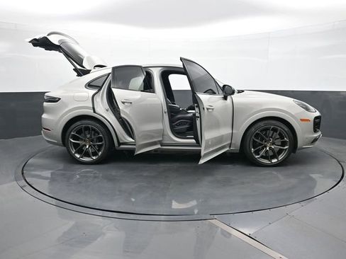 Certified 2023 Porsche Cayenne Turbo AWD/4WD image 33