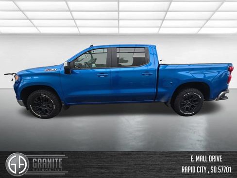 Used 2022 Chevrolet Silverado 1500 LT w/ Z71 Off-Road Package AWD/4WD image 3