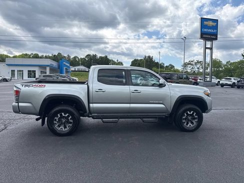 Used 2023 Toyota Tacoma TRD Off-Road w/ Technology Package AWD/4WD image 11
