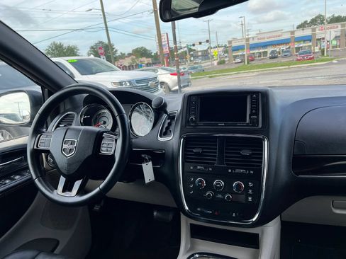 Used 2017 Dodge Grand Caravan SXT FWD image 13